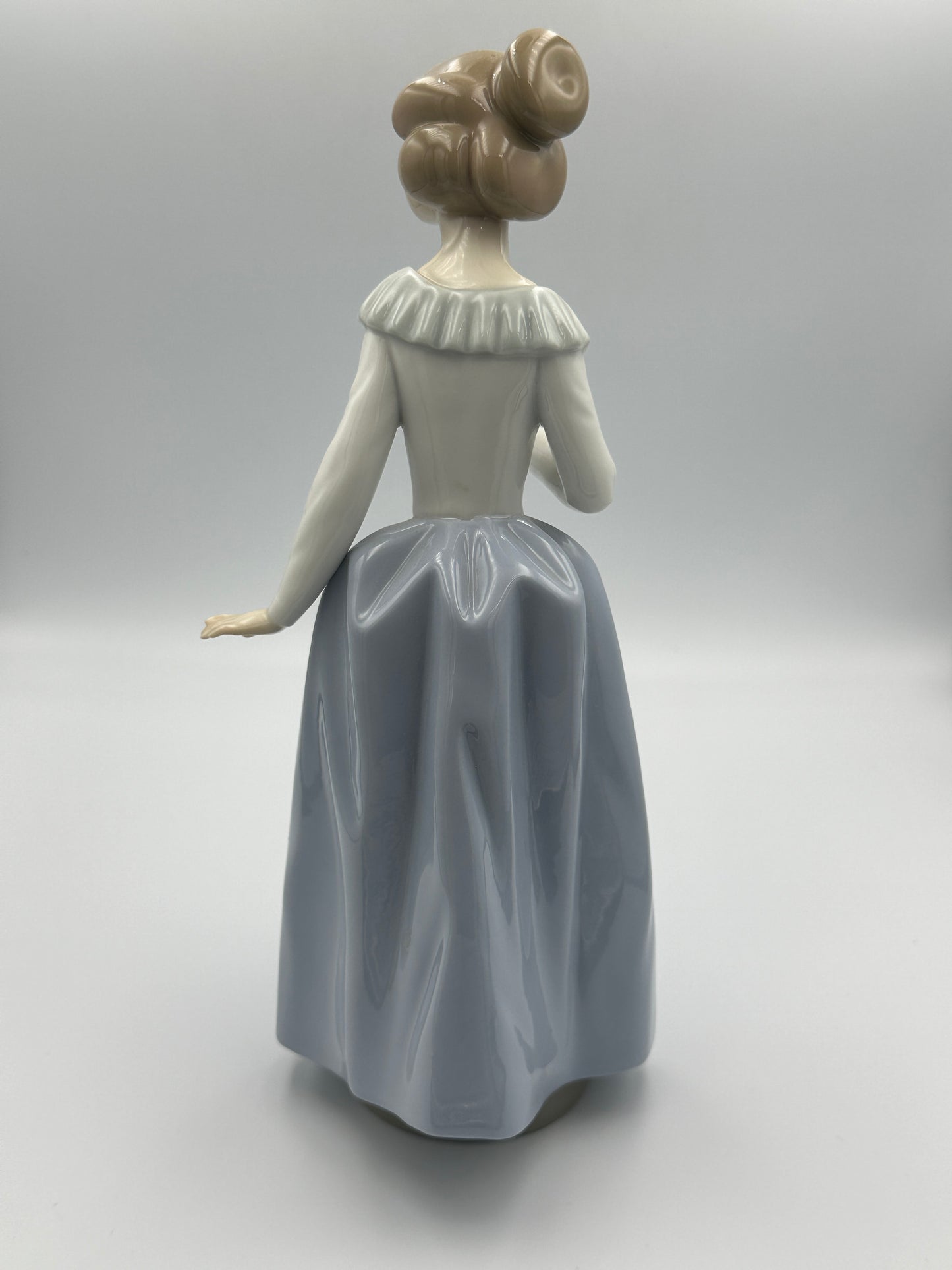 NAO by Lladro "Lady with Fan" #402