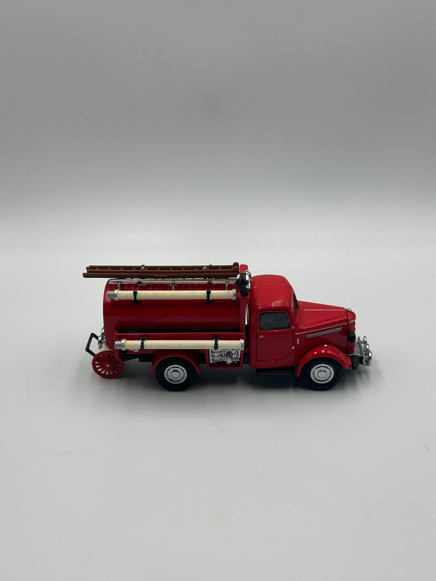Matchbox YFE04 – 1939 Bedford Water Tanker Fire Truck