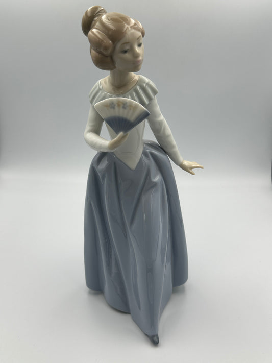 NAO by Lladro "Lady with Fan" #402